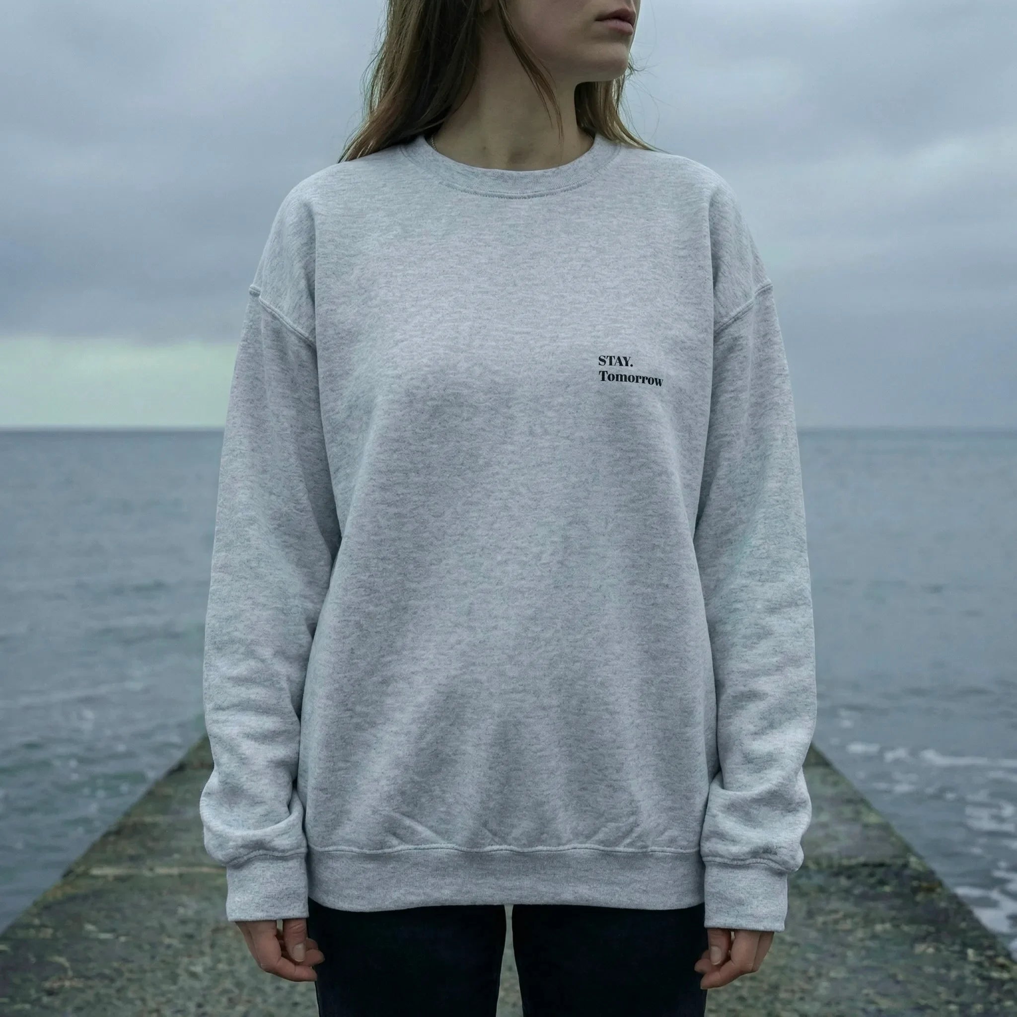 femme debout sur une digue a la mer fiche produit stay tomorrow sweatshirt