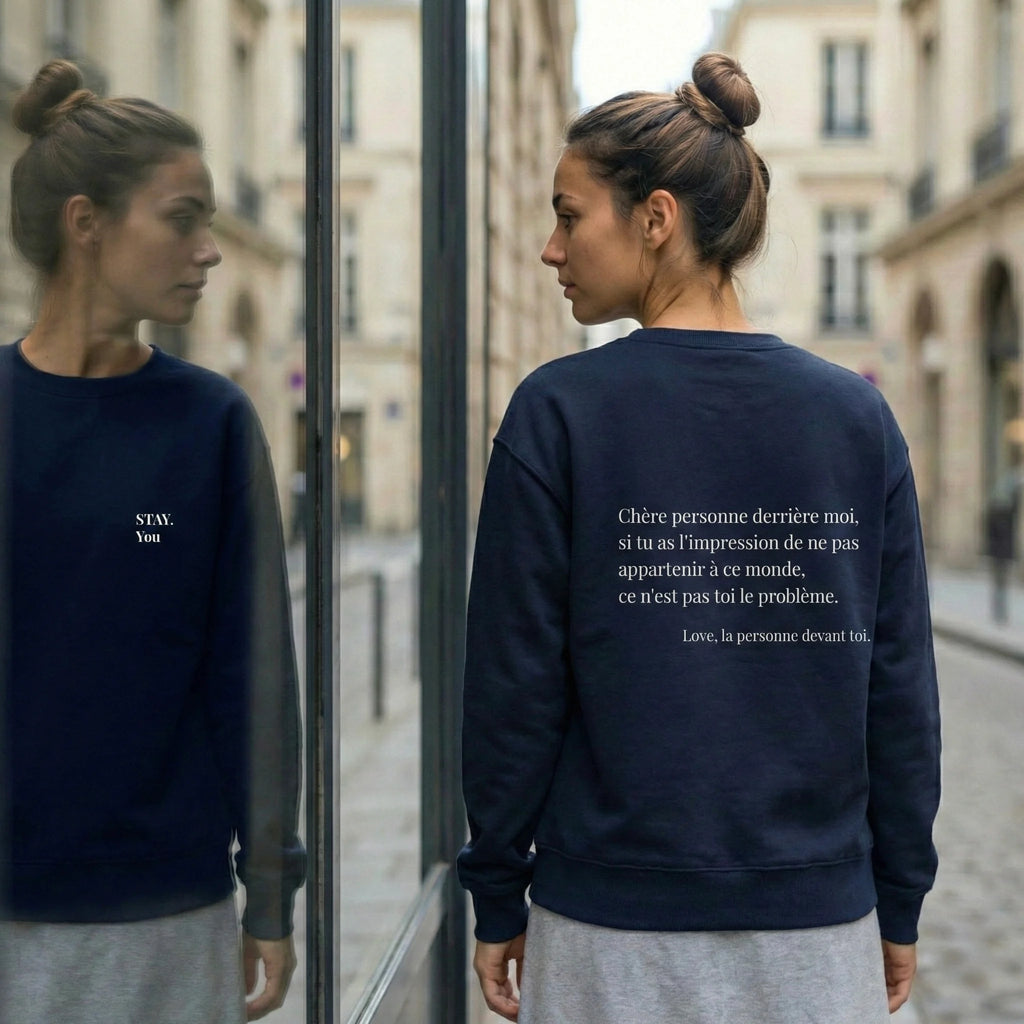 femme se regardant dans reflet fenetre sweatshirt stay you message au dos 