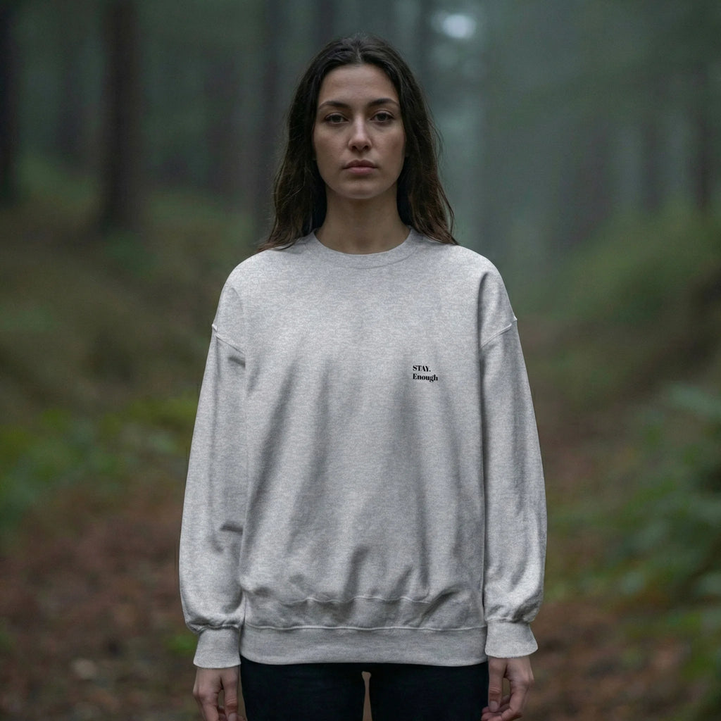 femme dans bois portant sweatshirt gris stay enough 