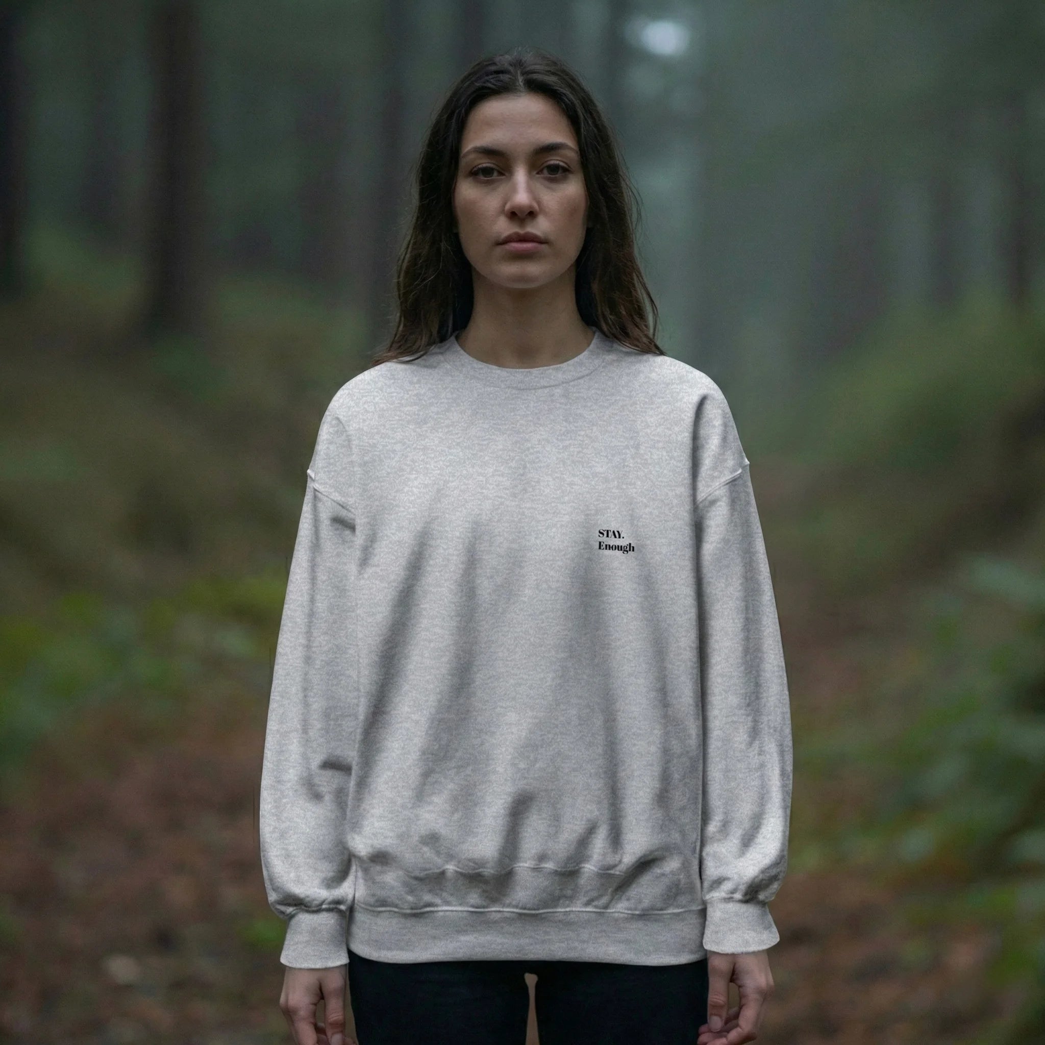 femme dans bois portant sweatshirt gris stay enough 