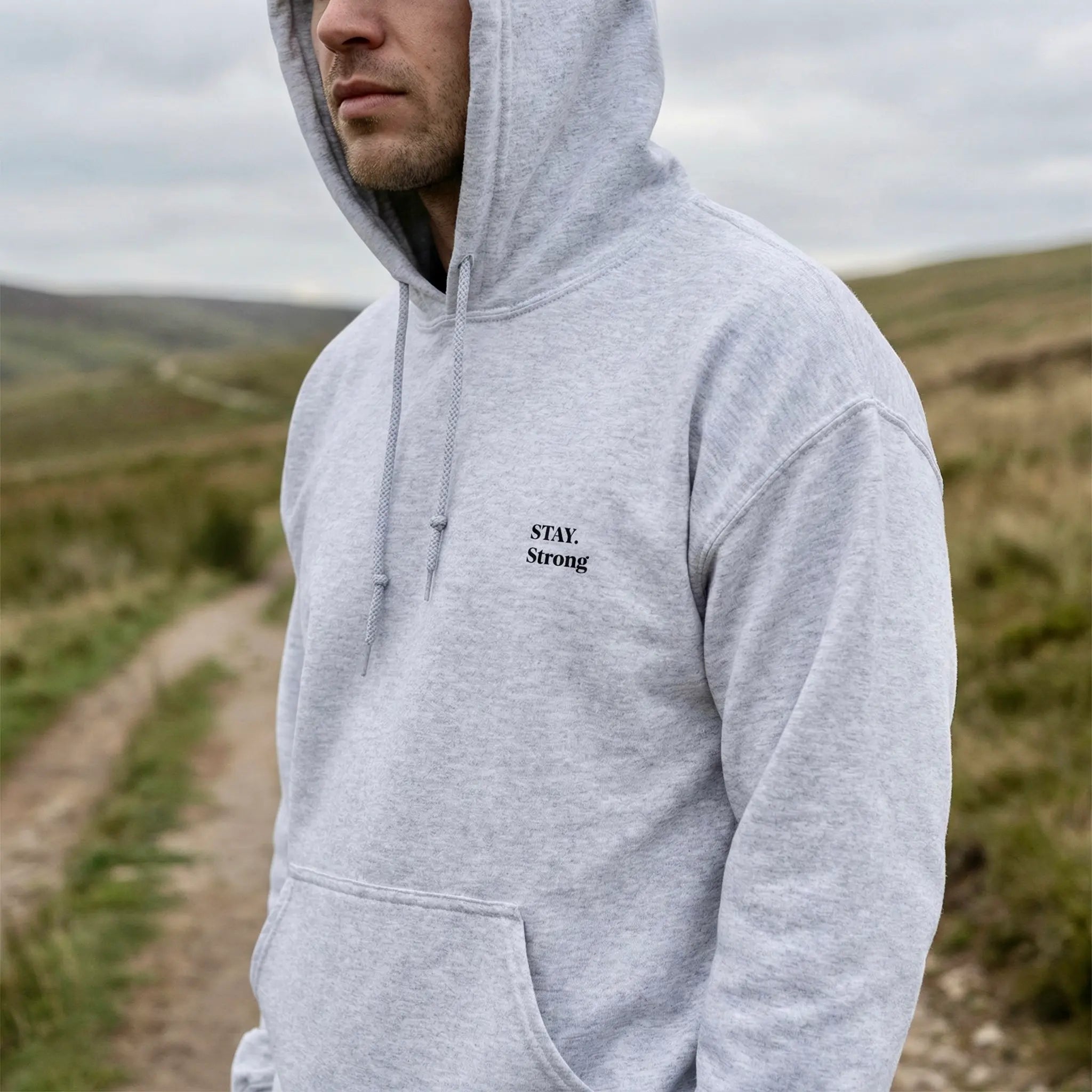 fiche produit stay strong hoodie gris face logo 