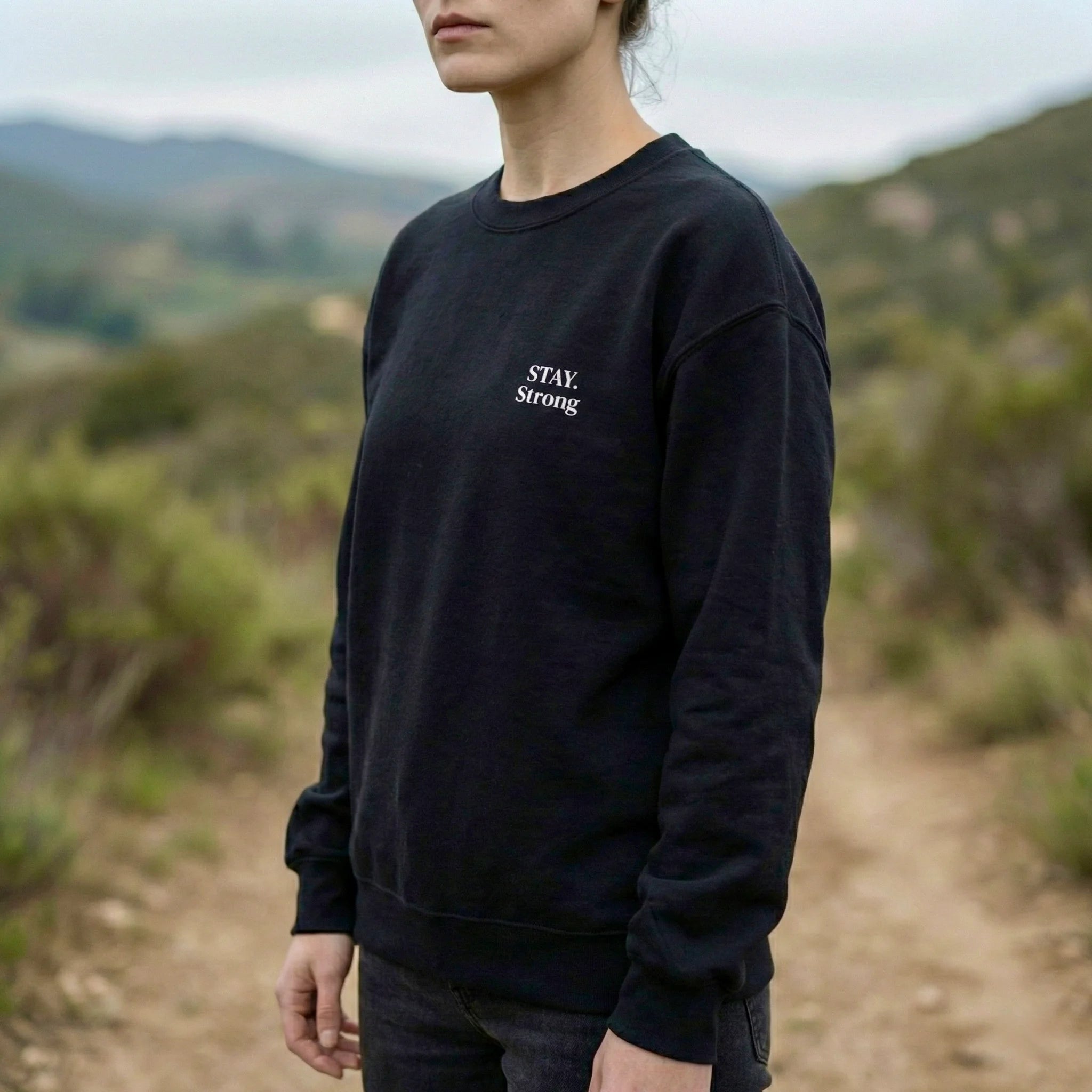 fiche produit stay strong sweatshirt noir face logo 
