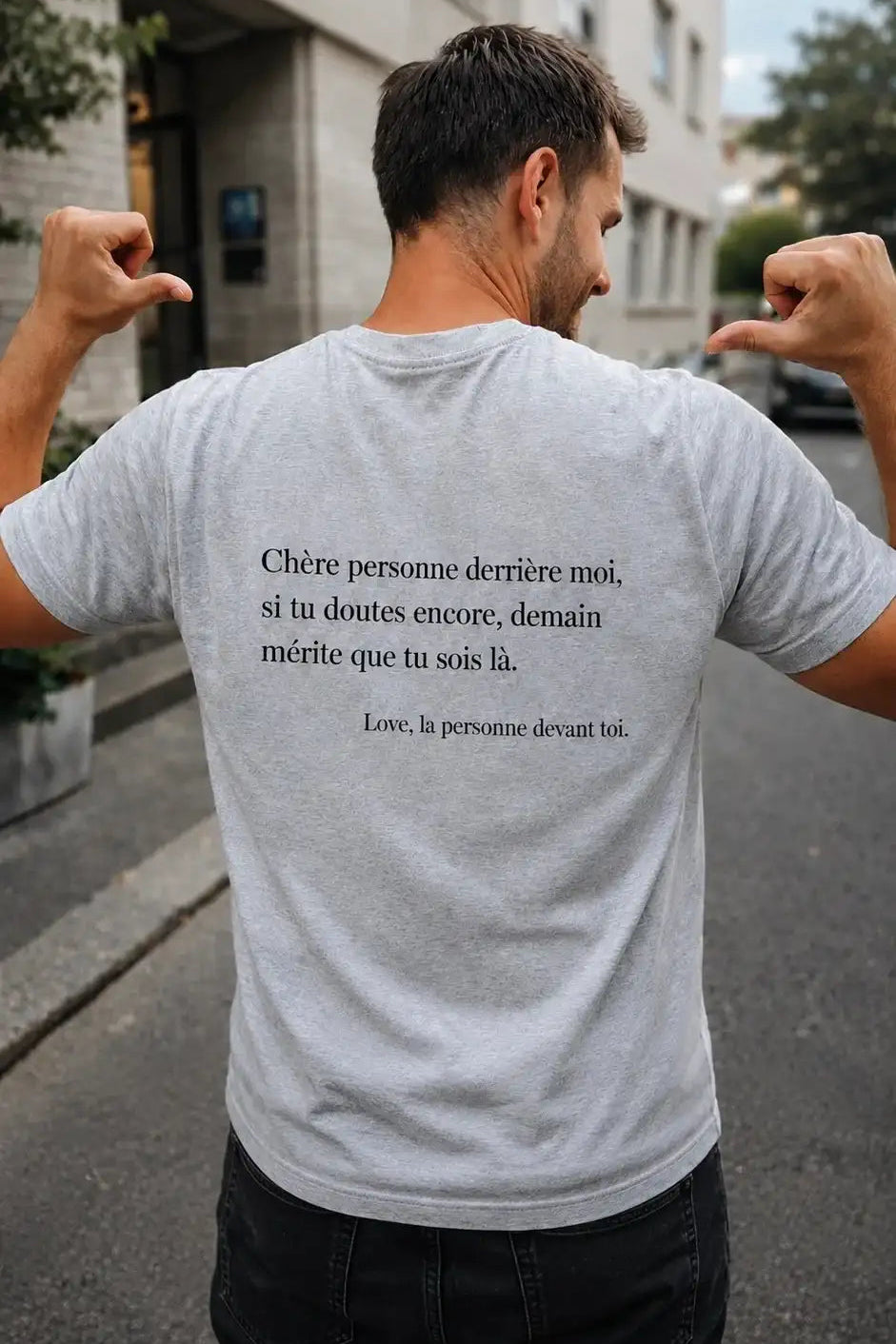 homme montrant son tshirt message au dos 