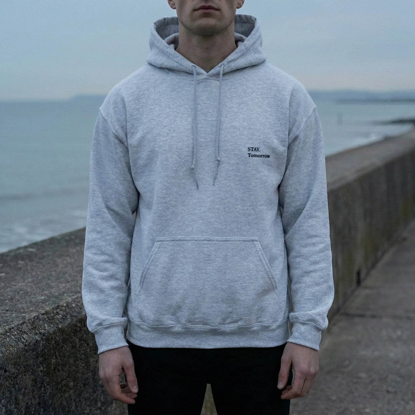 fiche produit homme qui porte hoodie gris stay tomorrow a la mer