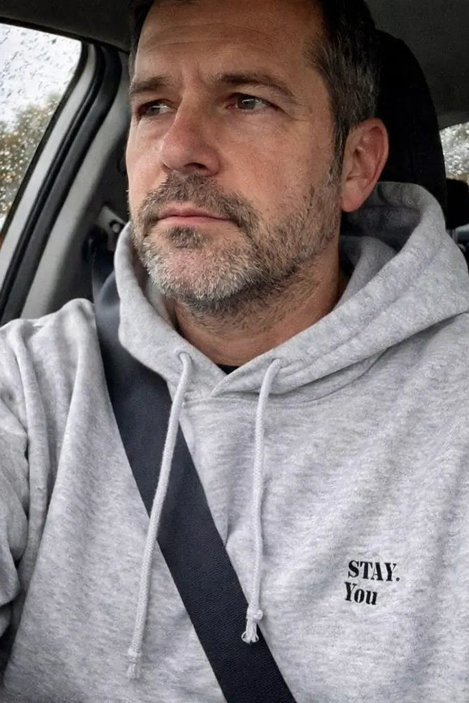retour client voiture homme portant hoodie stay you