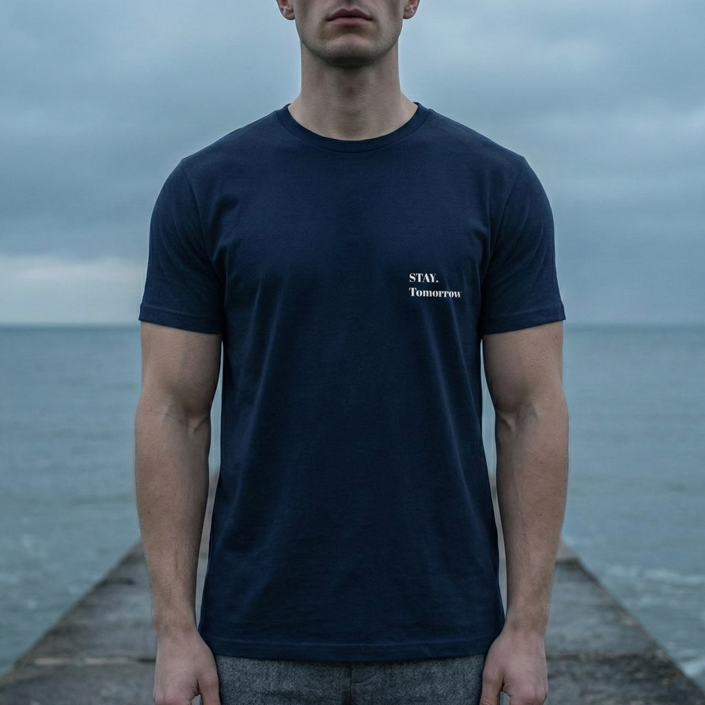 homme portant t-shirt bleu marine stay tomorrow logo 